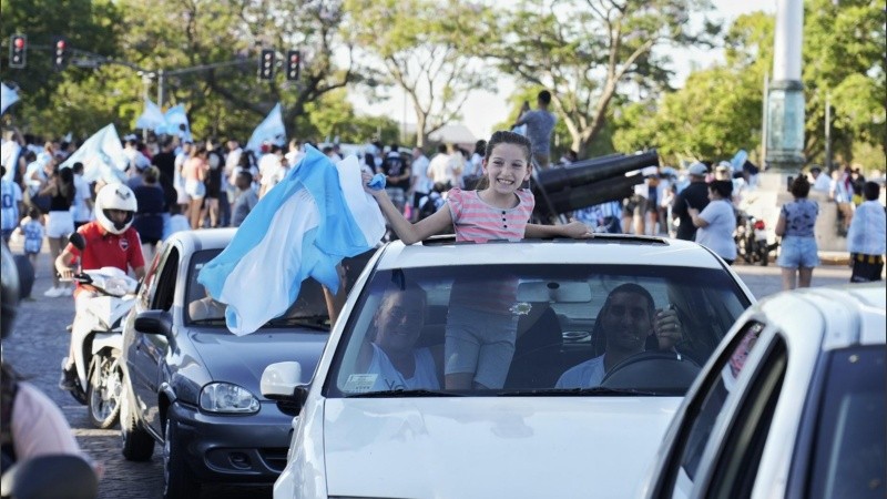 El Monumento a la Bandera y las calles de la ciudad se llenaron de gente celebrando la victoria de Argentina en el Mundial.