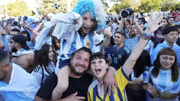 El Monumento a la Bandera y las calles de la ciudad se llenaron de gente celebrando la victoria de Argentina en el Mundial.