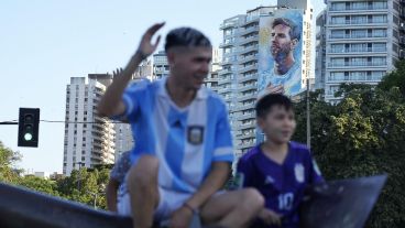 El Monumento a la Bandera y las calles de la ciudad se llenaron de gente celebrando la victoria de Argentina en el Mundial.