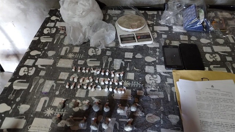 Se secuestraron 110 envoltorios de cocaína, 13 envoltorios de marihuana y más elementos. 