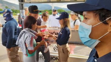 Unas 60 mil personas cruzan el puente que une San Antonio del Táchira (Venezuela) con Villa del Rosario (Colombia) .