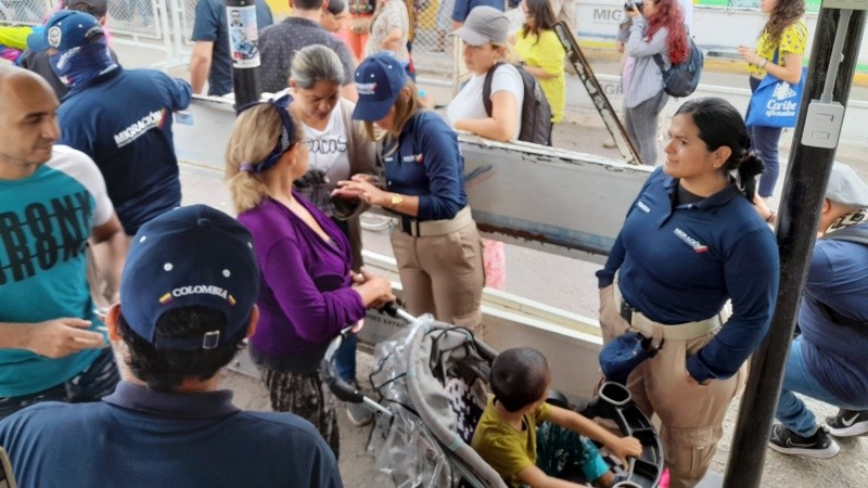 Unas 60 mil personas cruzan el puente que une San Antonio del Táchira (Venezuela) con Villa del Rosario (Colombia) .
