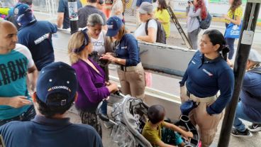 Unas 60 mil personas cruzan el puente que une San Antonio del Táchira (Venezuela) con Villa del Rosario (Colombia) .