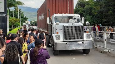 Unas 60 mil personas cruzan el puente que une San Antonio del Táchira (Venezuela) con Villa del Rosario (Colombia) .
