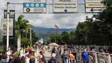 Unas 60 mil personas cruzan el puente que une San Antonio del Táchira (Venezuela) con Villa del Rosario (Colombia) .