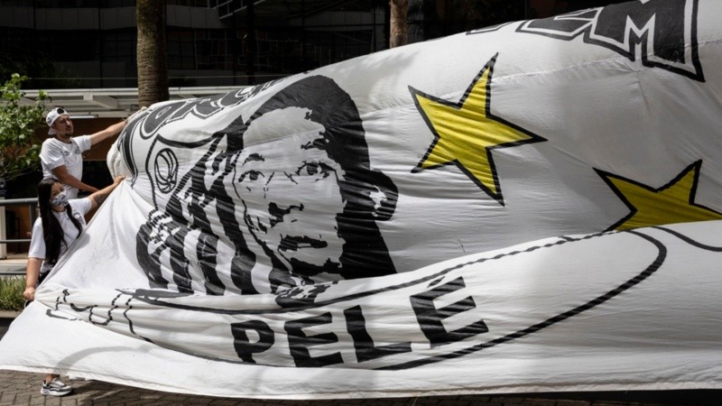 Seguidores de Pelé frente al lugar de internación.