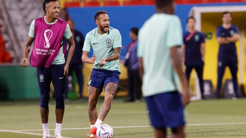 Neymar participó del entrenamiento del último sábado de la selección de Brasil.