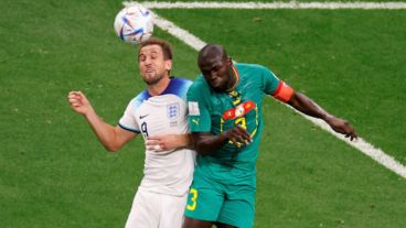 Harry Kane disputa un balón con Kalidou Koulibaly.
