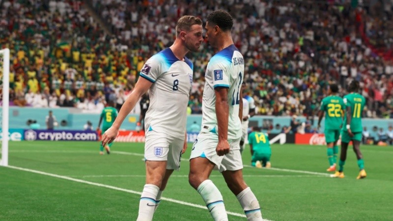 Jordan Henderson marcó el primero y lo celebra con Jude Bellingham, autor de la asistencia.