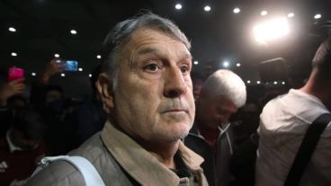 El entrenador se retiró de aeropuerto sin hacer declaraciones.