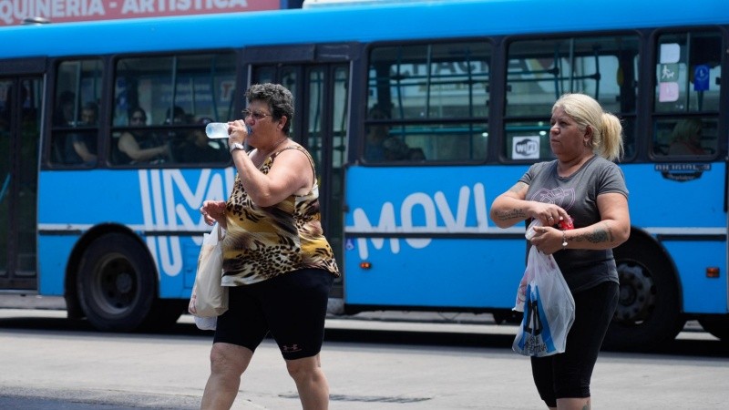 Se viene otra semana de mucho calor y la recomendación es mantenerse hidratados.