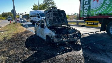 Así quedó el auto quemado.
