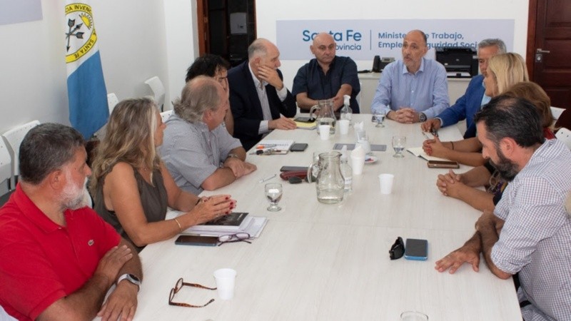 Los representantes de los gremios de profesionales de la salud con el gobierno provincial.