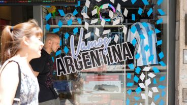 Uno de los tantos locales comerciales del centro que hacen alusión al Mundial.