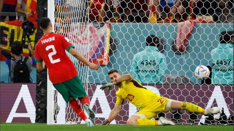 Un segundo para la historia de Marruecos: Hakimi ya impactó la pelota y el arquero vuelva a un palo.
