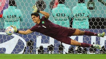 Bono, volando en el penal que le atajó al volante español Sergio Busquets.