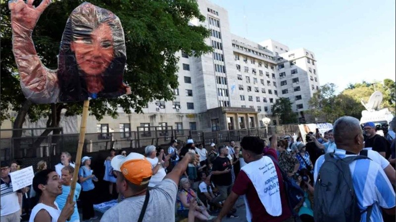 Bajo la consigna “Cristina presidenta”, algunos militantes intentaron voltear las vallas dispuestas por la policía.