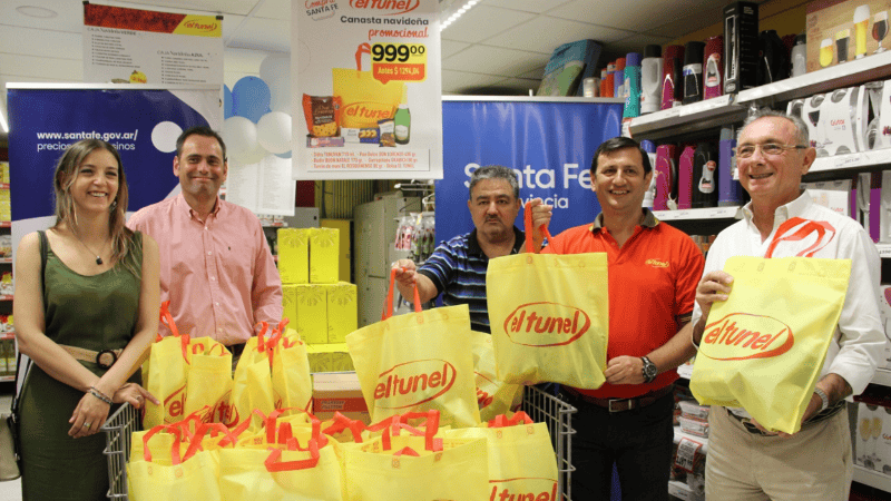 La Canasta Navideña Promocional contiene una sidra, un pan dulce, un budín, un turrón y una garrapiñada.