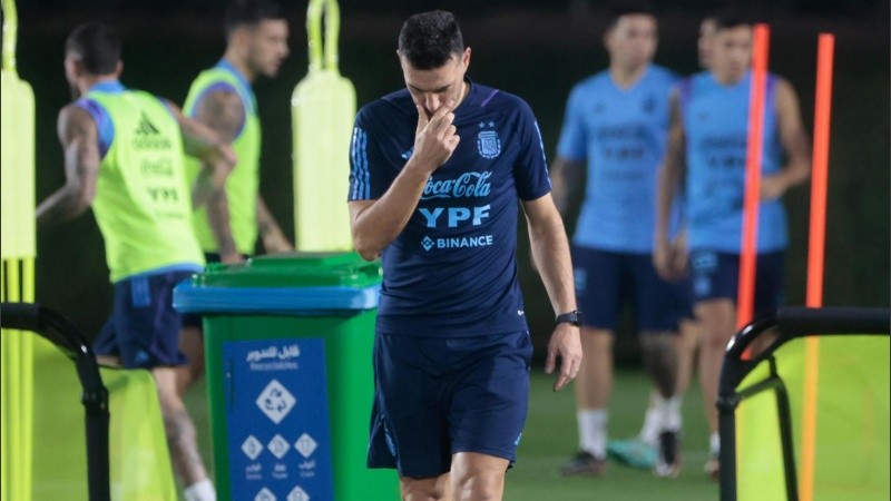 Scaloni piensa en armar el equipo argentino y en cómo contrarestar las virtudes de Países Bajos.