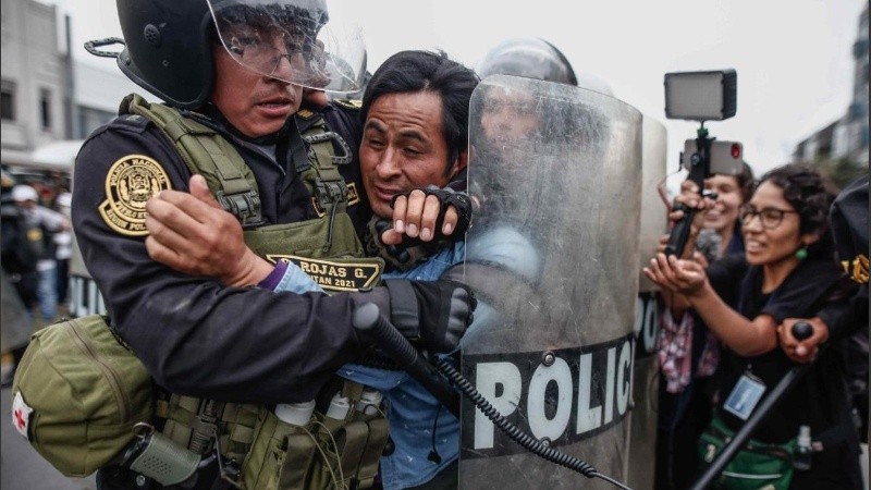 Tras la destitución de Pedro Castillo hubo incidentes en las calles.