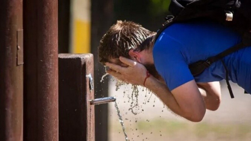 El cuerpo pide agua en estos días de calor extremo.