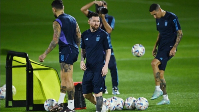 Tanto Di María como De Paul estuvieron a la par de sus compañeros en los ejercicios de entrada en calor que diagramó el preparador físico Luis Martín.