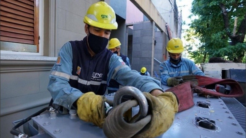 Cuadrillas de la EPE trabajaban para reponer el servicio en Rosario.