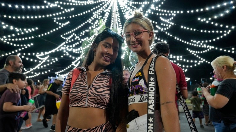 Rosarinas y rosarinos celebraron el encendido de las luces de Navidad.