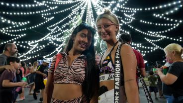 Rosarinas y rosarinos celebraron el encendido de las luces de Navidad.