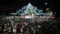 Encendieron las luces del arbolito de Navidad de Rosario: mensaje de paz y una multitud en la rotonda