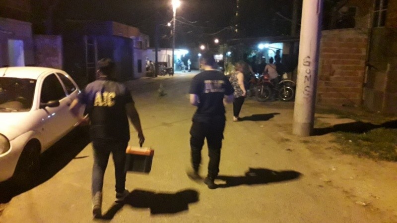 Agentes policiales en la zona del ataque.