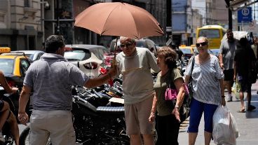 Otra jornada de calor extremo donde no está demás llevar paraguas.