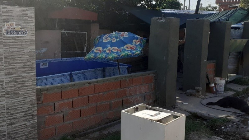 La vereda en la que una familia tomaba mates y fue atacada a tiros