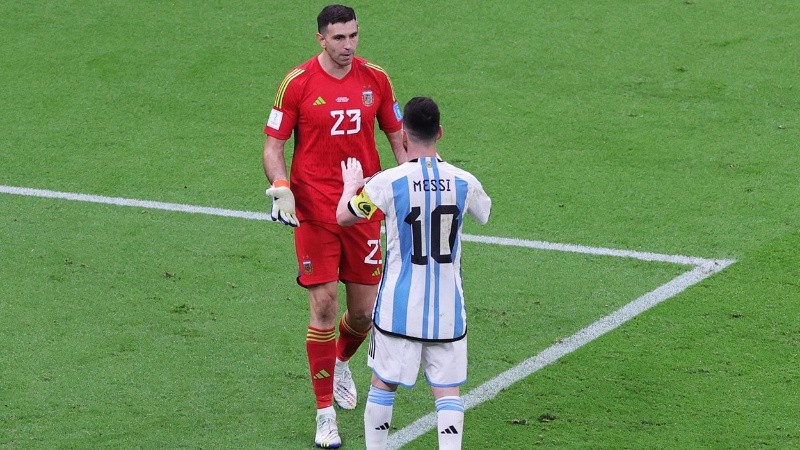 El arquero argentino y el capitán en una imagen que quedará en la historia, como la de Brasil 2014.