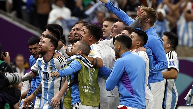 Argentina festeja su pasaje a semifinales, tras tanto sufrimiento.
