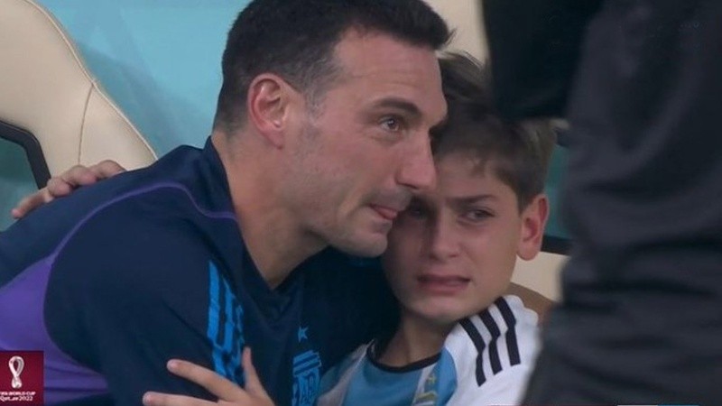El DT argentino fue hasta la tribuna a buscar a su familia y terminó con lágrimas en los ojos.