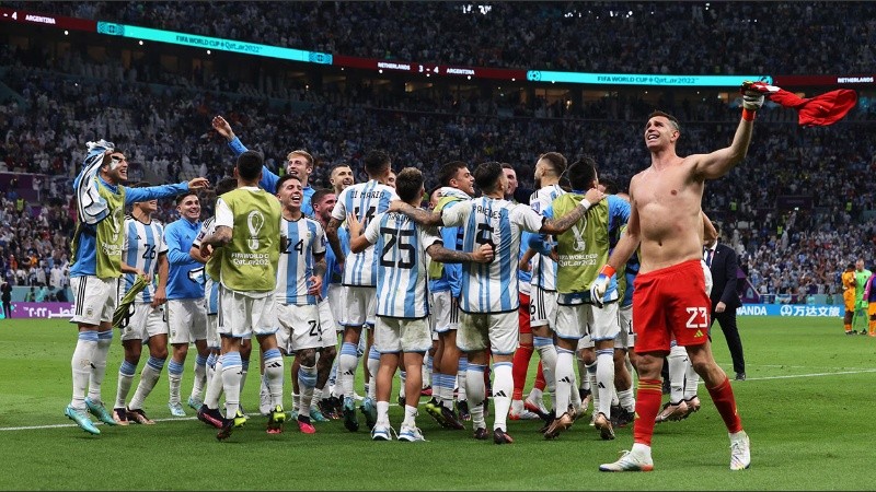 El Dibu celebra y atrás sus compañeros se desahogan tras la clasificación.