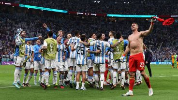 El Dibu celebra y atrás sus compañeros se desahogan tras la clasificación.