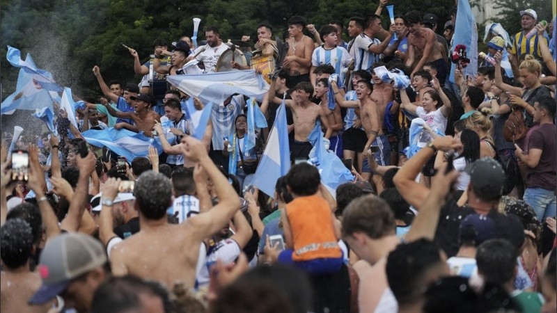 Postales del festejo albiceleste en las calles de Rosario, con la advertencia por tormentas y un calor extremo.