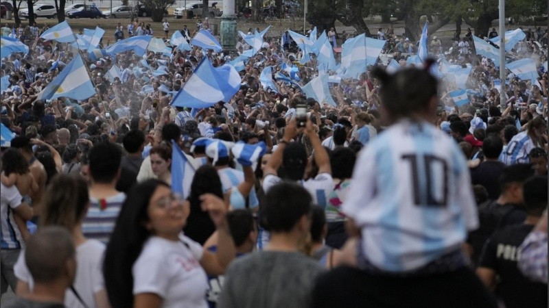 Postales del festejo albiceleste en las calles de Rosario, con la advertencia por tormentas y un calor extremo.