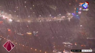 Se desató una lluvia intensa con ráfagas pero un grupo de locos se quedó a celebrar en el Monumento.