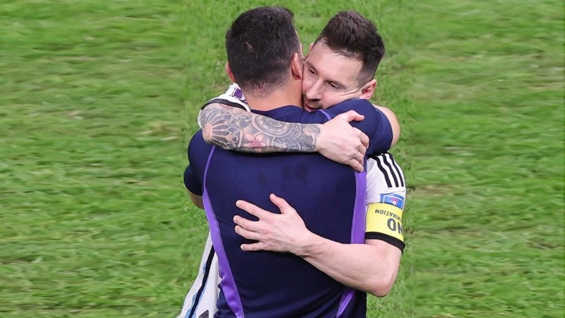 Scaloni y Messi se abrazan tras la clasificación a semifinales. 
