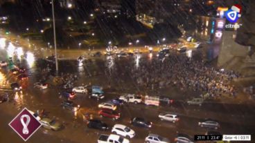 Se desató una lluvia intensa con ráfagas pero un grupo de locos se quedó a celebrar en el Monumento.