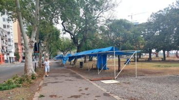 Personal de la feria trabaja desde temprano para poder arreglar la estructura rota.