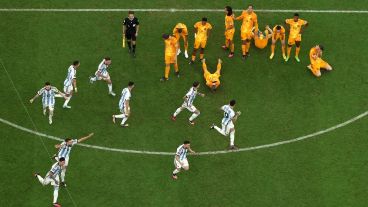 Cuando Lautaro Martínez anotó el penal decisivo, alguno de los futbolistas que permanecían en el círculo central festejaron el triunfo con provocaciones a los rivales