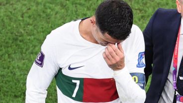 Cristiano aguantó las lágrimas mientras salía del campo y se quebró al entrar al túnel que lleva a los vestuarios.