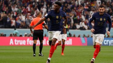 Tchouaméni puso en ventaja a Francia con un bombazo de media distancia.