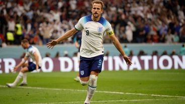 Harry Kane anotó el 1-1 para Inglaterra en el segundo tiempo, de penal.