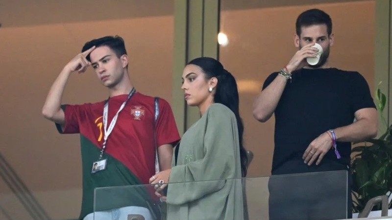 La modelo argentina arremetió contra el DT por enviar otra vez a su marido al banco.