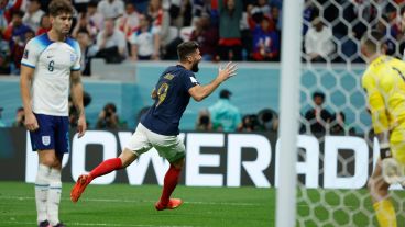 Giroud anotó el segundo tanto francés con un preciso cabezazo.